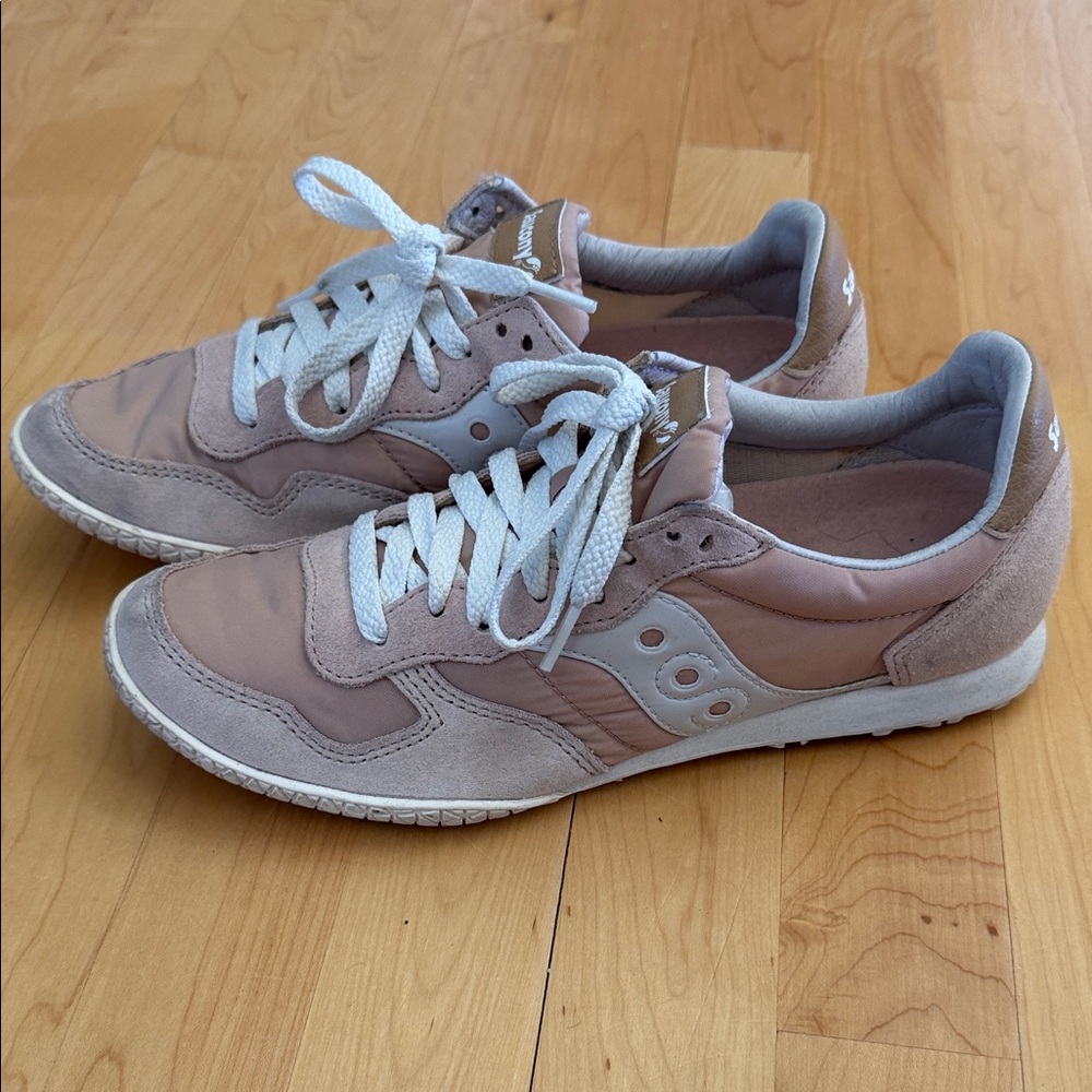 Saucony Women's soft pink and White Sneakers size 8.5